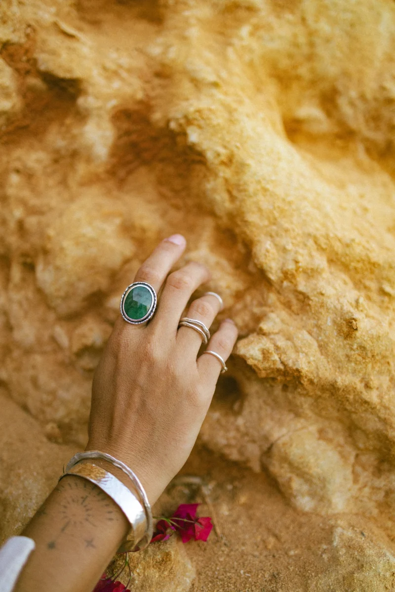 Anillo esmeralda facetada o
