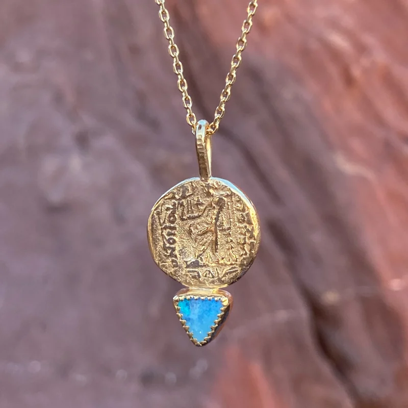 Colgante de plata con moneda y Ópalo doblete azul.