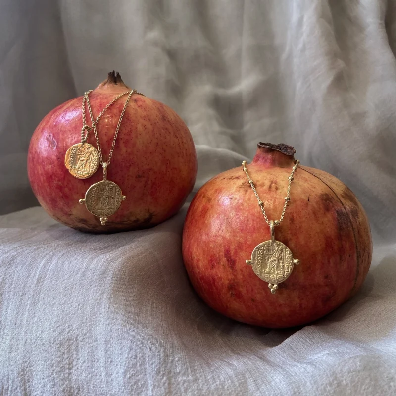 Foto-ppal-con-bolitas-Colgante-moneda-Zeus-bolitas